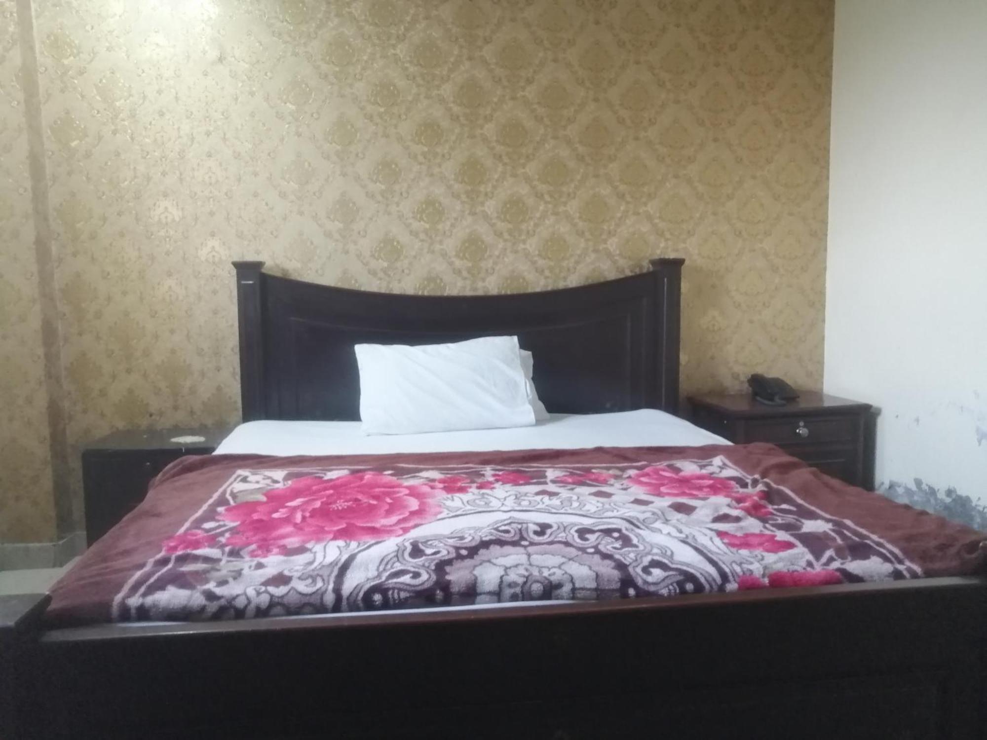 Fortville Hotel Lahore Exteriör bild