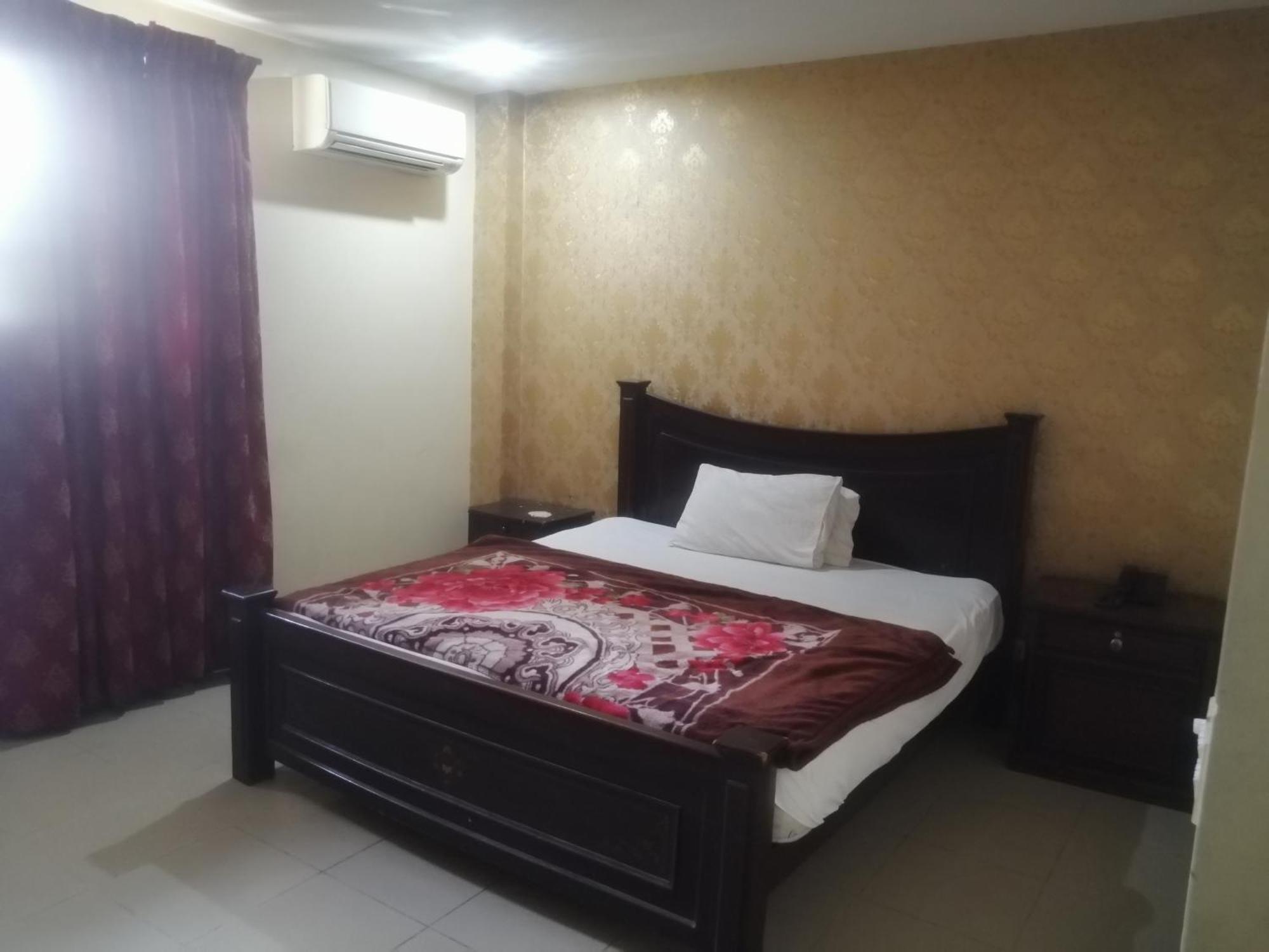 Fortville Hotel Lahore Exteriör bild