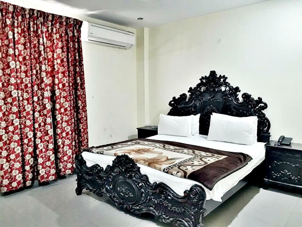Fortville Hotel Lahore Exteriör bild