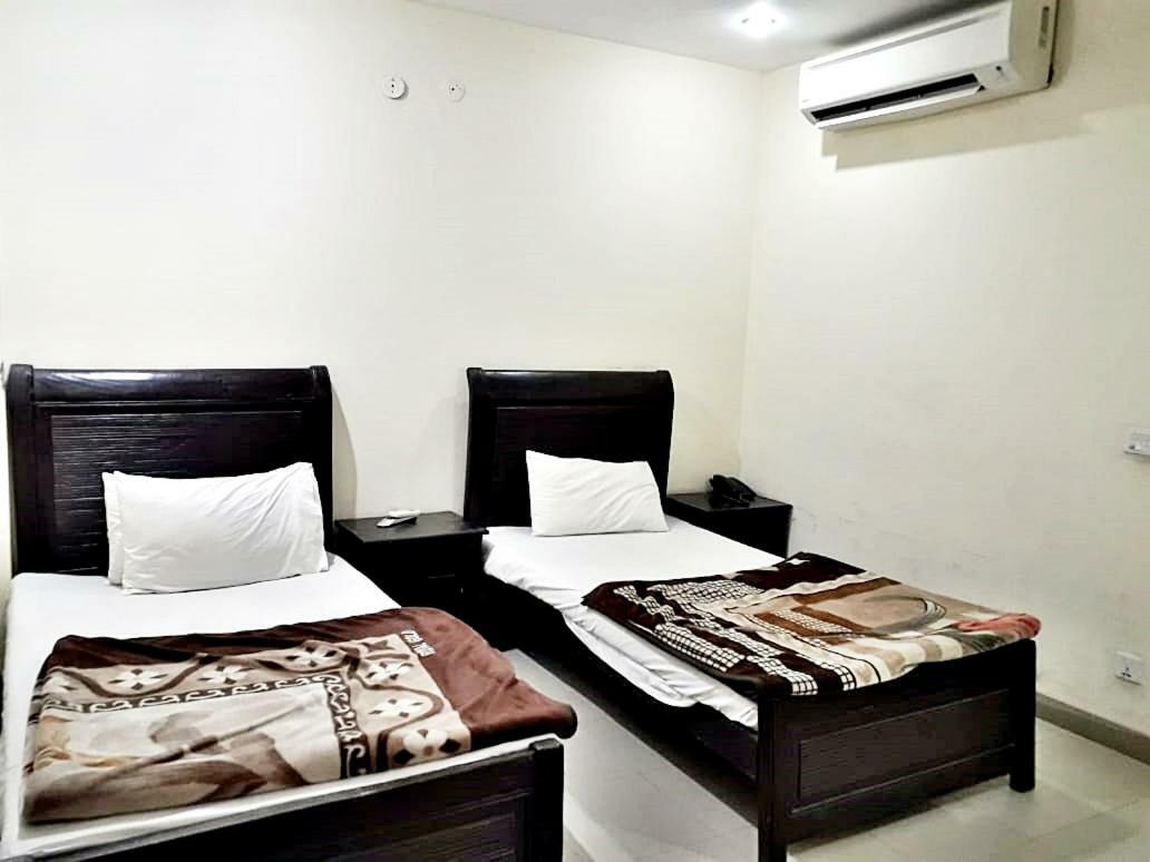 Fortville Hotel Lahore Exteriör bild